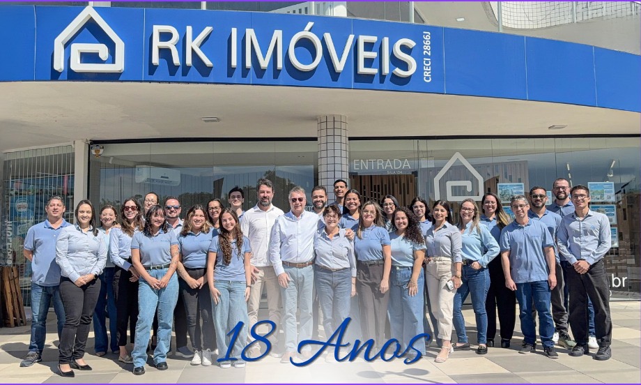 Equipe da RK Imóveis reunida em frente à sede da imobiliária na Praia dos Ingleses, em Florianópolis, na comemoração de -38 anos